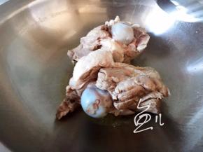 油锅烧热，放入骨棒翻炒片刻