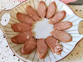 香肠摆放盘中