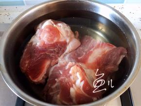 猪骨棒凉水下锅，焯去血沫