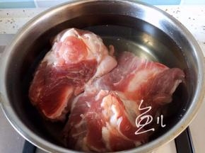 猪骨棒凉水下锅，焯去血沫