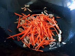 放入胡萝卜丝翻炒