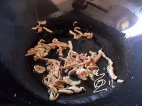 将肉丝炒至变色