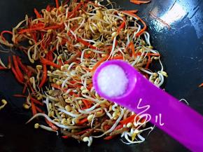 翻炒均匀后放盐，翻炒约1分钟