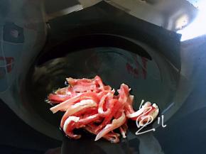 油锅烧热，放入猪肉丝