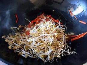 放入豆芽