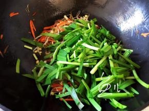放入韭菜段