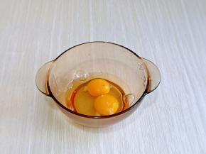 鸡蛋磕碗里，用筷子打散。