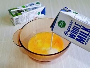 再加入纯牛奶，用手动打蛋器打至均匀。(我选用的是有机纯牛奶，口感醇厚，香浓且不是特别甜，我家宝贝超喜欢，每天一盒助成长）