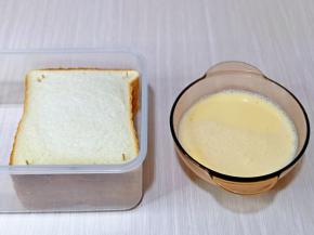 将准备好的吐司片放入盒中，蛋奶液中按个人口味加入细砂糖，再次搅拌均匀。