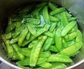 锅中烧开水放入少许油和盐再放入荷兰豆焯水