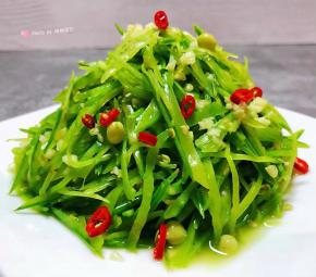 清淡爽口的蒜蓉凉拌荷兰豆装入盘中