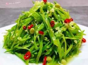 清淡爽口的蒜蓉凉拌荷兰豆装入盘中