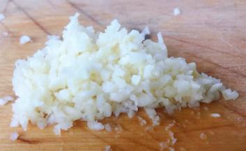 蒜去皮洗净剁成小粒