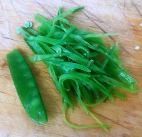 荷兰豆斜刀切成丝