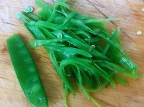 荷兰豆斜刀切成丝