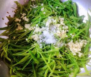 放入调味料糖、盐、味精、醋