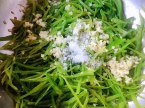 放入调味料糖、盐、味精、醋