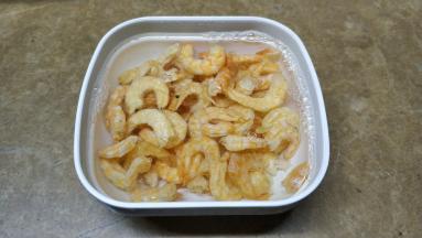 虾米泡洗干净，水不要倒