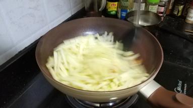 先爆香虾米，再倒入节瓜丝