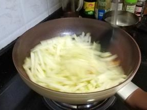 先爆香虾米，再倒入节瓜丝
