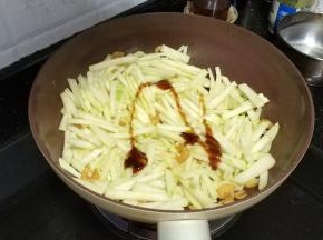 放入蚝油