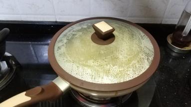 放入适量水，盖上盖子焖3分钟即可