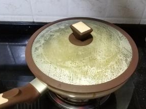 放入适量水，盖上盖子焖3分钟即可