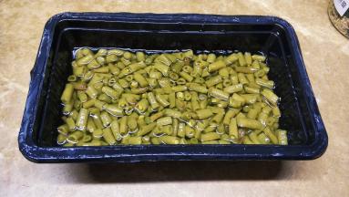 酸豆角切粒用水泡半小时