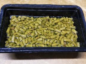 酸豆角切粒用水泡半小时