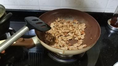 肉末放锅里爆香