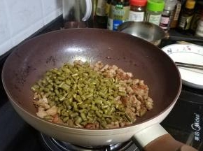 倒入酸豆角