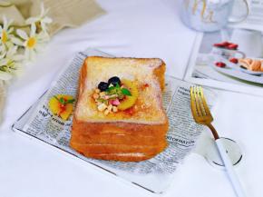 铛铛铛～厚吐司出炉啦！筛上一层糖粉，放上猕猴桃，蓝莓，麦片就可以啦！