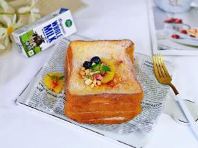 一口厚吐司，一口牛奶，能量满满一整天。