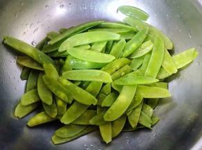 荷兰豆两侧去蒂洗净