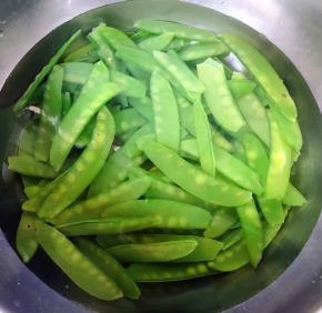 荷兰豆不要焯水时间过长营养易流失荷兰豆漂浮上来变色即可出锅立即放入冷水中过凉沥干水份备用
