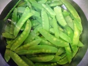 荷兰豆不要焯水时间过长营养易流失荷兰豆漂浮上来变色即可出锅立即放入冷水中过凉沥干水份备用