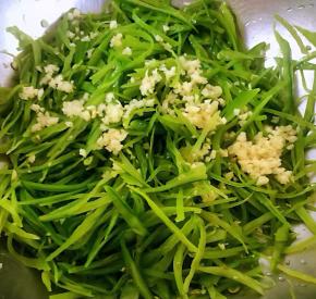 荷兰豆丝和蒜粒放入容器中