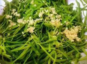 荷兰豆丝和蒜粒放入容器中