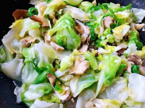 最后滴几滴香油提鲜即可出锅享用