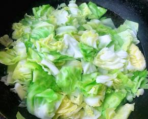 大头菜切成块状在开水中焯水后立即放入冷水中过凉再沥干水份