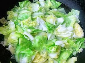 大头菜切成块状在开水中焯水后立即放入冷水中过凉再沥干水份
