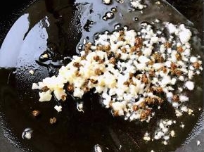 锅中倒入底油加热放入麻椒炸香再放入蒜粒爆香