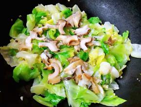 放入螺片同时放入盐和味精调味均匀