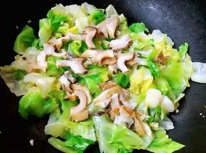 放入螺片同时放入盐和味精调味均匀