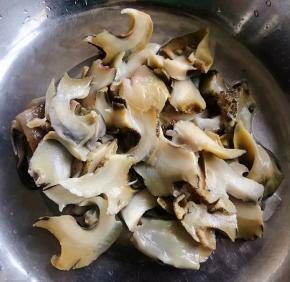 螺头片成薄片冲洗干净沥干水份