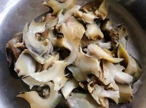螺头片成薄片冲洗干净沥干水份