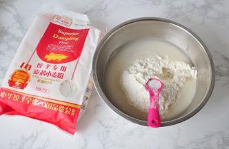准备饺子专用小麦粉和温水和少许食用盐。饺子皮要想筋道好吃，面粉很重要。我用的是金龙鱼饺子专用小麦粉，它选用优质小麦，做出饺子色泽自然，久煮也不易破皮，不易混汤和粘锅，吃起来口感筋道弹滑。揉面时您也要注意，不要用冷水，而是用温水和面，这样揉出的面团延展性和可塑性强，另外，揉面时可以加盐，饺子皮更滑爽。