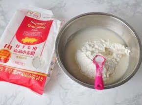 准备饺子专用小麦粉和温水和少许食用盐。饺子皮要想筋道好吃，面粉很重要。我用的是金龙鱼饺子专用小麦粉，它选用优质小麦，做出饺子色泽自然，久煮也不易破皮，不易混汤和粘锅，吃起来口感筋道弹滑。揉面时您也要注意，不要用冷水，而是用温水和面，这样揉出的面团延展性和可塑性强，另外，揉面时可以加盐，饺子皮更滑爽。
