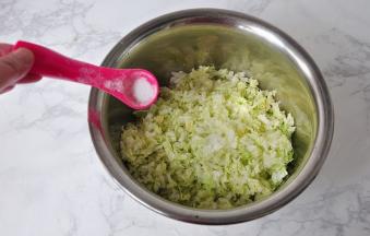 醒发面团的过程中，把大白菜洗净沥水，然后切细，不建议剁得太细哈，太细蒸好的饺子口感不好。在白菜加入3-5克盐，抓匀。