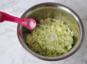 醒发面团的过程中，把大白菜洗净沥水，然后切细，不建议剁得太细哈，太细蒸好的饺子口感不好。在白菜加入3-5克盐，抓匀。